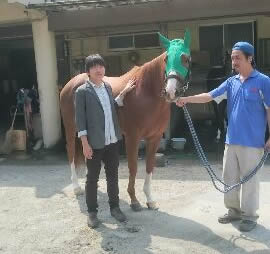 糸日谷様と小野寺厩舎のスタッフ